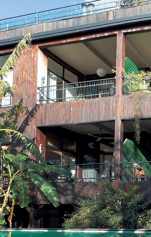 En el Bajo de Acassuso, el edificio de una antigua sociedad de fomento se convirtió en un condominio que cambió la cara pero mantiene intacto su espíritu de cooperación.