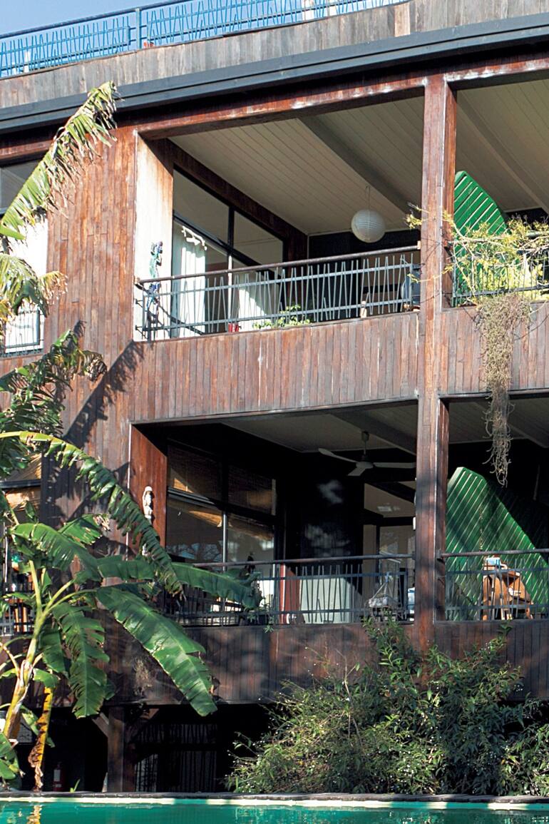 En el Bajo de Acassuso, el edificio de una antigua sociedad de fomento se convirtió en un condominio que cambió la cara pero mantiene intacto su espíritu de cooperación.