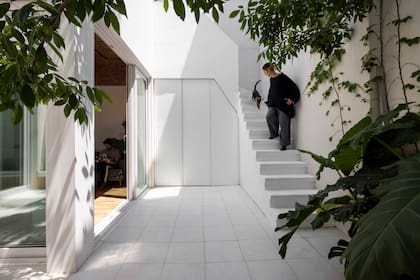 En el bajo de la escalera que lleva a la terraza armaron el lavadero: detrás de las puertas hay un lavarropas, una bacha y espacio de guardado.