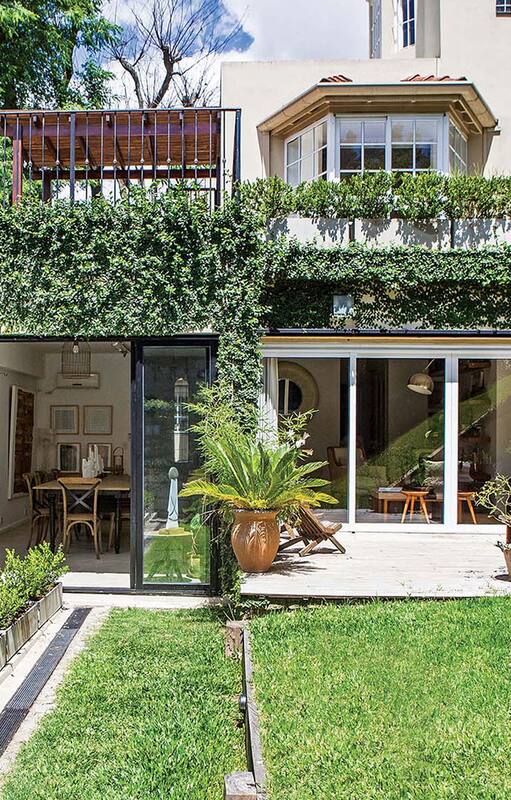 En el Bajo de San Isidro, una típica casa de los años setenta con una pintoresca pendiente en el jardín se reformó para ser el hogar ideal de una joven familia.