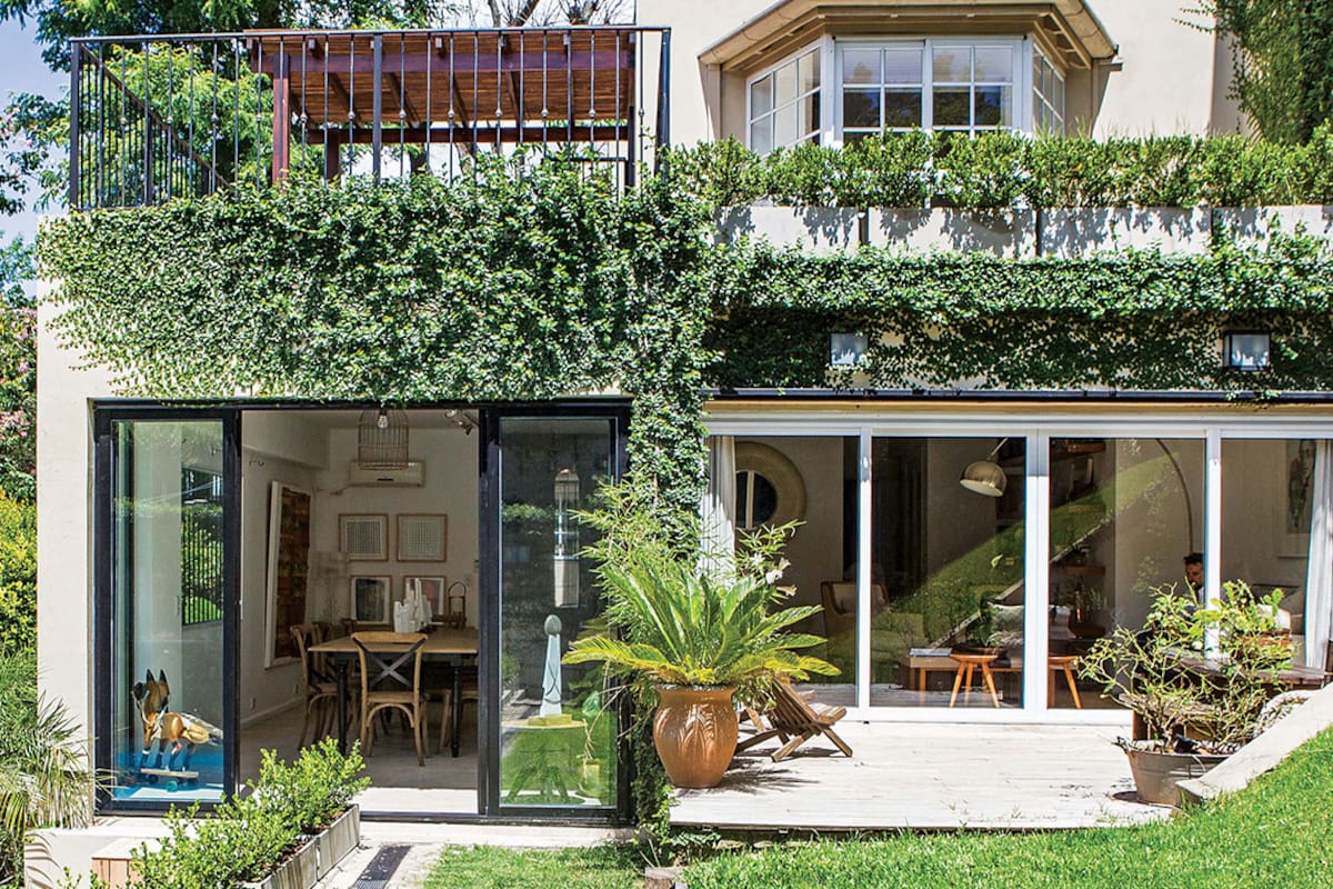 En el Bajo de San Isidro, una típica casa de los años setenta con una pintoresca pendiente en el jardín se reformó para ser el hogar ideal de una joven familia.