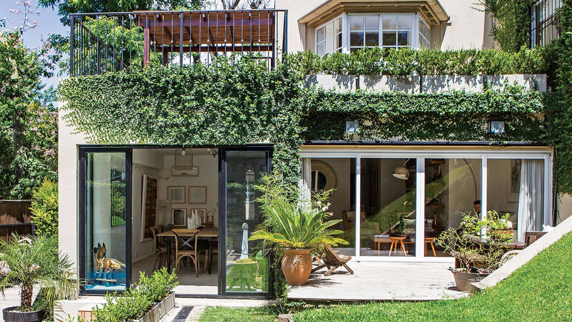 En el Bajo de San Isidro, una típica casa de los años setenta con una pintoresca pendiente en el jardín se reformó para ser el hogar ideal de una joven familia.