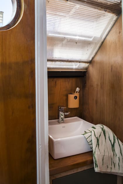 En el bajoescalera, un toilette suficiente para esta planta.
