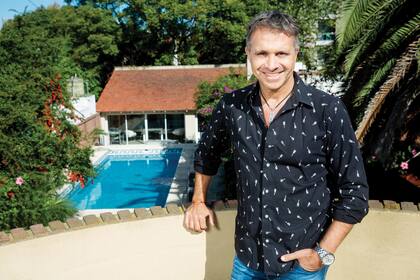 En el balcón de su dormitorio con vista al jardín con pileta.