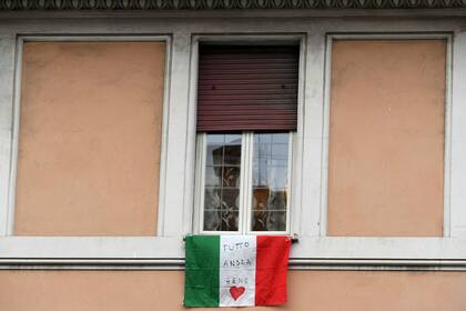 En el balcón de un apartamento cuelga una bandera italiana que dice "Tutto andra bene" - "todo estará bien", una frase que se ha convertido en un símbolo de esperanza en la crisis del coronavirus en Italia