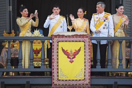 En el balcón del Gran Palacio, la princesa Sirivannavari Nariratana, el príncipe Dipangkorn Rasmijoti y la princesa Bajrakitiyabha Mahidol acompañan a su padre y a la reina Suthida