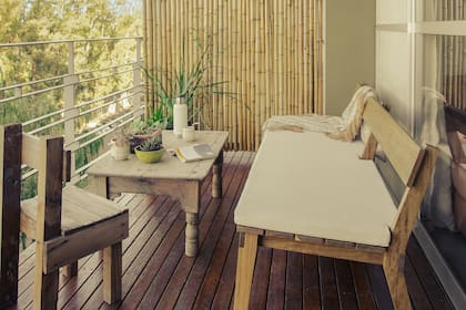 En el balcón, mantuvieron el deck existente. Camastro (Galpón Osuna). Marina les dio prioridad a sus intereses: un ambiente ideal para meditar, para tener sus plantas y hacer actividad física.