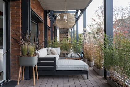 En el balcón, nuevamente una maceta autorriego 'Urbanlive' (Rehau) y muebles de exterior de Tolder.
