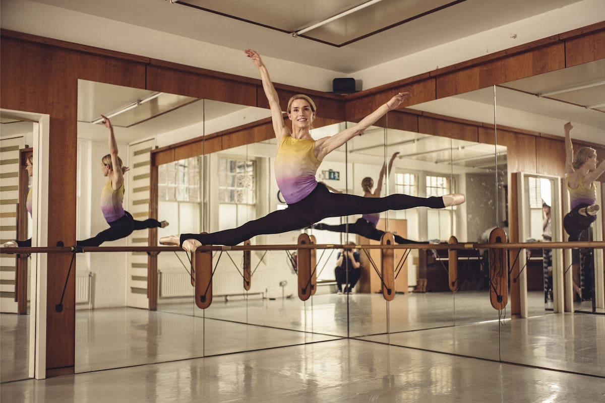 En el ballet, los roles masculinos y femeninos se adhieren a rígidos cánones estéticos y la técnica es muy distinta