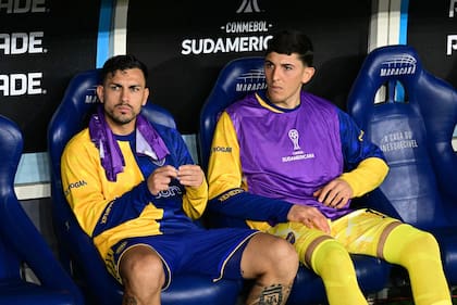 En el banco de suplentes, Leandro Paredes observa junto al arquero Leandro Brey el primer tiempo de Vasco da Gama y Boca; el capitán ingresó y desató la fiesta xeneize en el Maracaná