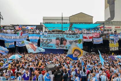 En el banderazo de este lunes en Atlanta se vieron varias banderas con la imagen de las Islas Malvinas, que no podrán ingresar al estadio por ser consideradas de “contenido político”