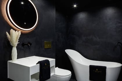 En el baño aparecen los pocos objetos blancos que tiene el departamento: la bañera, el inodoro y el lavatorio