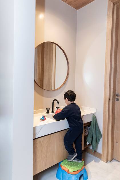 En el baño de los chicos repitieron materiales, pero la mesada es más baja para que les quede más cómoda.