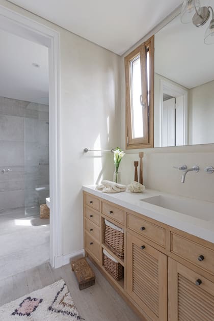 En el baño en suite, mueble diseñado por Ana con mesada de Purastone ‘Blanco Cana’. Alfombra (Seara).