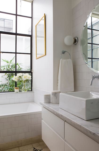 En el baño en suite, también se colocó un cerramiento de hierro que aprovecha la luz de uno de los patios.