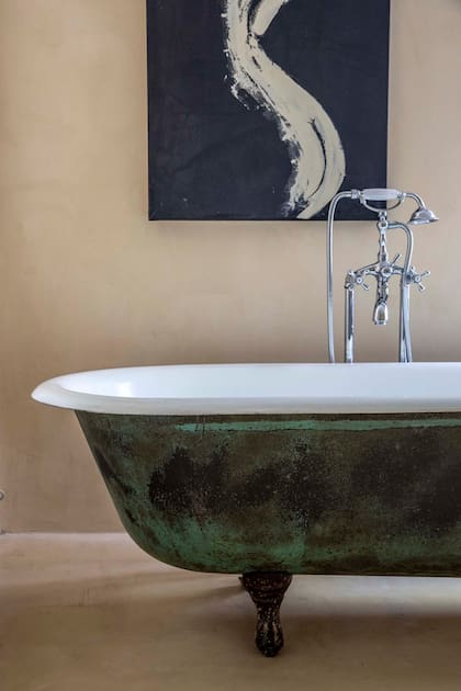 En el baño la estrella es la bañadera con patas que le regalaron a la “Tana”. “Dejé el exterior tal como estaba −solo le pasé una laca para que se mantuviera el óxido− y enlocé el interior”.