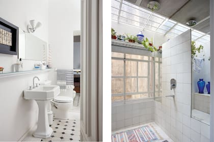 En el baño, lavatorio y pisos que estaban en la casa. Hecho con la guía de una puerta corrediza, el estante tiene una tira de led que ilumina hacia arriba.