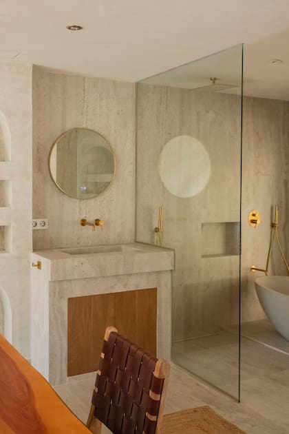 En el baño: mueble (Grohe), grifería (Axor), bañera exenta (Cocoonnbath).