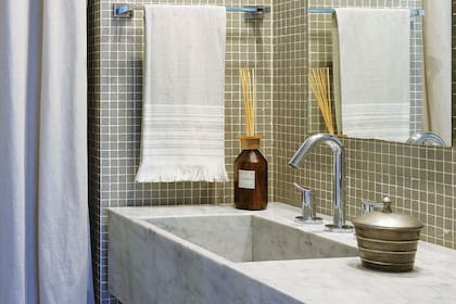 En el baño principal, la pileta termoformada y la mesada crean un espacio generoso.