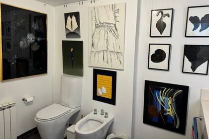 En el baño-sala de exposición de María Casado Home Gallery en este momento se puede ver obra de Jane Brodie, Charlie Aguirre, Santiago Poggio, Bruno Gruppalli, Paloma Zamorano, Andrés Pasinovich, Claudia Casarino, Lola Goldstein, Carolina Raquel Antich y Federico Lanzi.