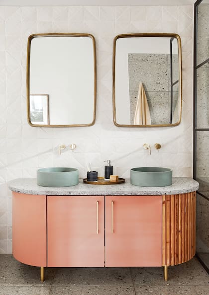 En el baño se combinaron azulejos blancos artesanales (Akashic Tiles) con baldosas de granito que revisten el piso, el box de ducha y también la mesada.