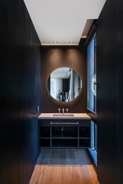 En el baño, se mantuvo el piso de madera y el revestimiento de kiri negro con terminación en laca poliuretánica mate.