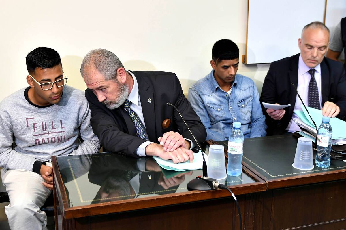 En el banquillo junto a sus abogados, los acusados Rodrigo Armando Peláez (22) y Roberto Leonel "Chicho" Gramajo (25), imputados como coautores del delito de robo agravado