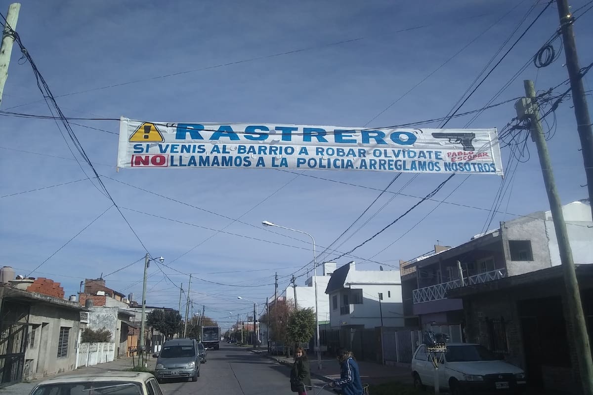 En el barrio Atalaya, en Isidro Casanova, los vecinos instalaron un pasacalle para evidenciar su enojo por el aumento del delito