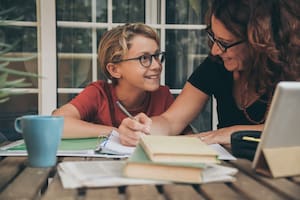 En el barrio Banco Provincia, psicopedagogas, docentes y un psicólogo brindan asesoramiento gratuito a padres con las tareas escolares vía WhatsApp.