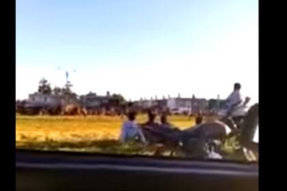 En el barrio de Las Heras de Mar del Plata violaron la cuarentena por un partido de fútbol y la Justicia le recomendó a la policía que no interfiera para evitar males mayores.