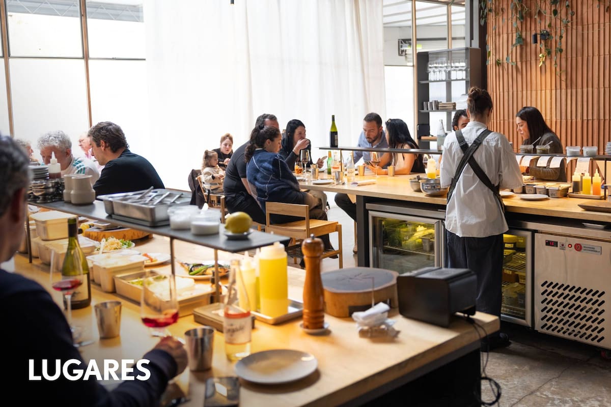 En el barrio de Núñez, Ness es uno de los restós que se sumó a la tendencia de abrir antes: el bar funciona desde las 18 con un menú breve