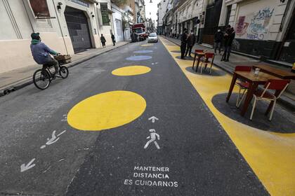 En el barrio de San Telmo se preparan los restaurantes para instalar mesas en las calles