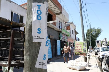 En el barrio donde están las casas afectadas aún se ven huellas de la última campaña electoral