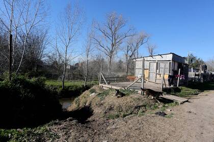 En el barrio El Rincón, cercano al country Gran Bell, la toma de tierras atraviesa altos niveles de violencia; los vecinos temen salir de sus casas, así como dejarlas vacías