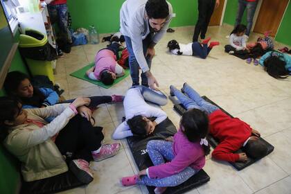 En el barrio INTA, en Lugano, alumnos se juntan todos los martes a hacer biodanza