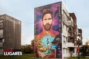 En el barrio La Bajada está uno de los tantos murales que homenajean a Messi.