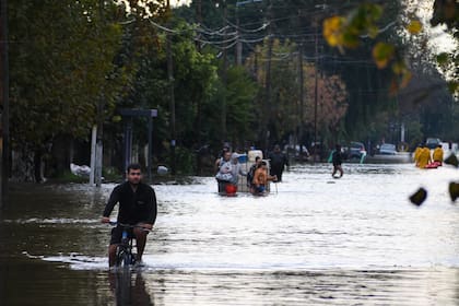 En el barrio La Matera, en Quilmes, las calles estaban inundadas y se complicaba ponerse a salvo