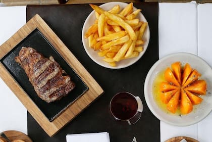 En el barrio Palermo de Buenos Aires, Don Julio se destaca por su comida y vinos