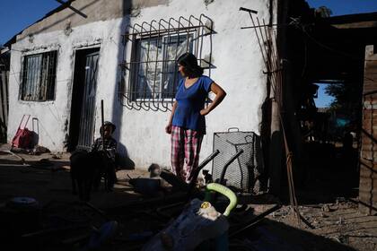 En el Barrio Piñero, de José C. Paz, Paola Barrios y su hijo más pequeño son los únicos que aún no tuvieron dengue en la familia