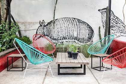 En el barrio porteño de Coghlan, una casa antigua aloja a una agencia de medios digital. En el jardín, diseñado por los paisajistas Joaquín Pérez Corral y Cristian Obarrio, se luce un mural en blanco y negro realizado por Teófilo Riadigos.
