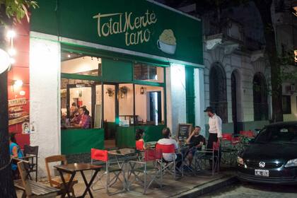 En el barrio ya lo reconocen por las esquinas y lo llaman "el tano"