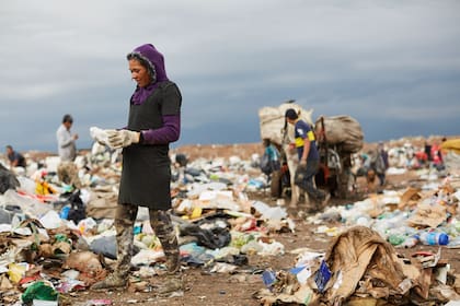 En el basural de El Borbollón, Mendoza, trabajan unas 260 personas. "Cuando no es época de cosecha, se suman otras más", explica Viviana Nasiff, coordinadora técnica de El Algarrobo.