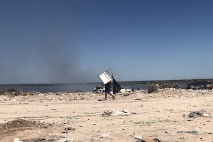 En el basural El Volcadero, en el barrio San Martín de Paraná, Entre Ríos, las familias buscan lo básico para sobrevivir: comida, ropa y cualquier cosa que puedan vender