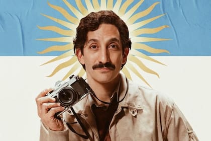 En el biopic de Menem, Juan Minujín interpreta a un fotógrafo ficticio bajo el nombre de Olegario Salas