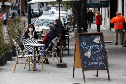 En el Boletín Oficial de la Nación, se publicó la prohibición de colocar mesas y sillas en los patios y terrazas de los locales; solo se habilitó la actividad gastronómica en veredas y calzadas