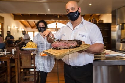 En El boliche de Alberto sirven carne con papa fritas o ensaladas.