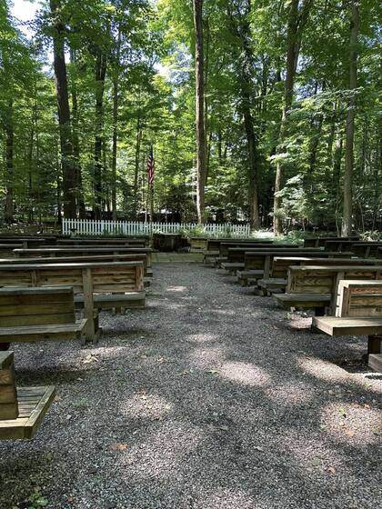 En el bosque que rodea al pueblo hay un tacón de árbol donde a diario se paran los espiritistas para hacer sesiones grtuitas con el público