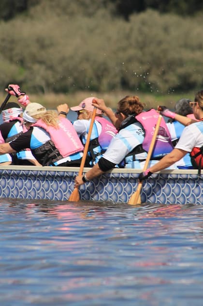 En el bote, las mujeres trabajan juntas por un objetivo (Foto: @seleccionargentinaenrosa)