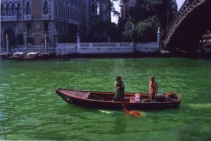En el bote, Uriburu en Venecia tiñendo todo de verde