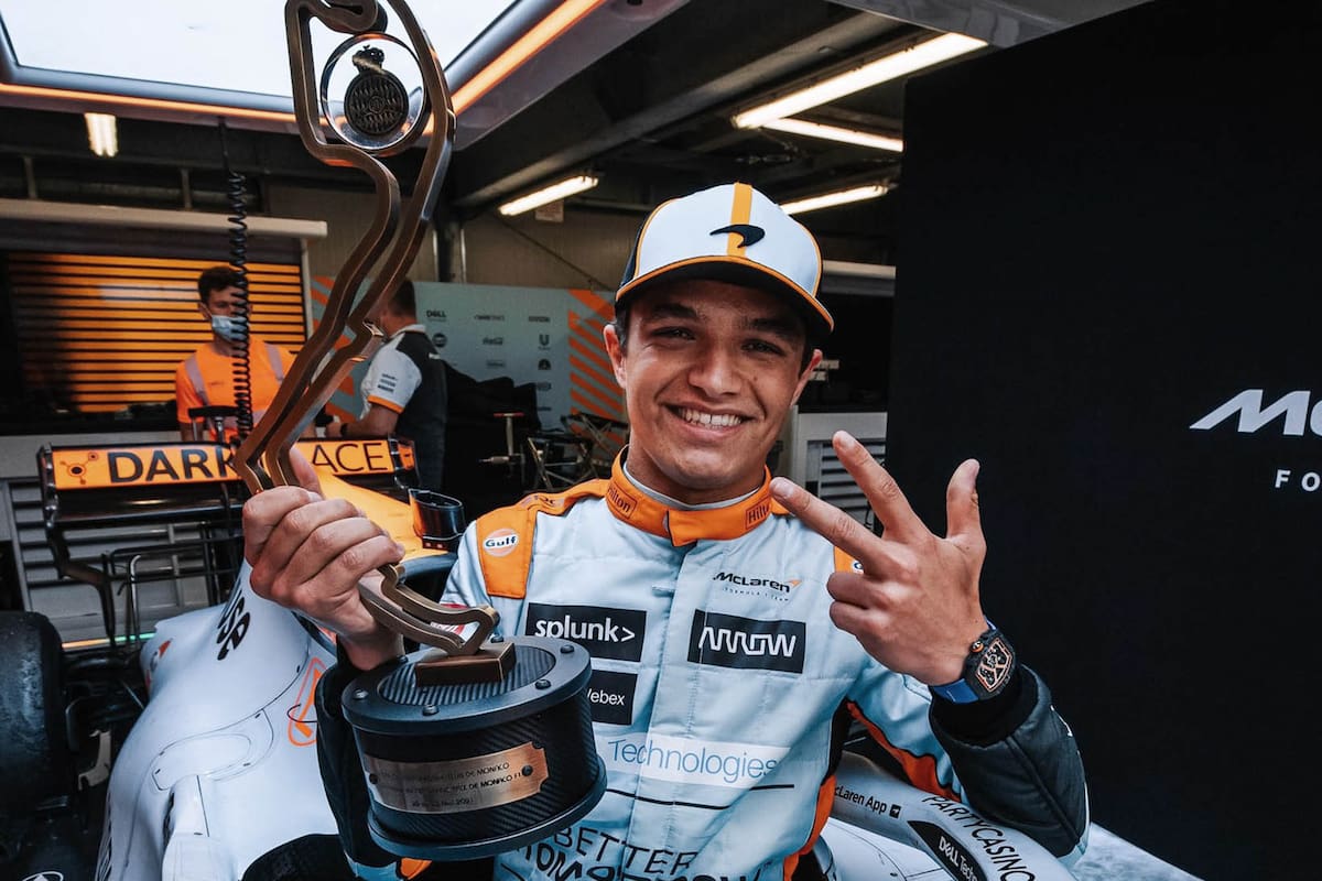 En el box de McLaren, Lando Norris festeja con el trofeo el tercer puesto que logró en el Gran Premio de Mónaco; el británico acumula tres podios en la Fórmula 1 y marcha tercero en el campeonato de pilotos